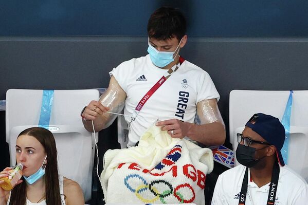 Además de conquistar dos medallas en Tokio —una de oro y otra de bronce—, el clavadista británico Tom Daley acaparó la atención en los JJOO por su peculiar pasatiempo. El deportista acudió a diversas competencias para alentar a sus compatriotas y, mientras lo hacía, aprovechaba el tiempo libre para tejer prendas de ropa. - Sputnik Mundo