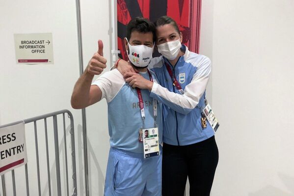 El amor también estuvo presente en las competencias niponas. Al ofrecer una entrevista en la que explicaba las razones de su derrota en la primera ronda de la competición, la esgrimista argentina Belén Pérez Maurice fue sorprendida por su entrenador Lucas Saucedo, quien también es su pareja desde hace 18 años. El hombre aprovechó el momento para sacar un cartel en el que se leía el mensaje: &quot;Flaca, ¿te querés casar conmigo? Po favo&quot;. La respuesta de la atleta fue un &quot;sí&quot; entre lágrimas. - Sputnik Mundo