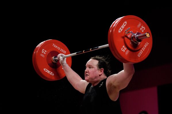 Laurel Hubbard, representante de Nueva Zelanda en los JJOO, se convirtió en la primera pesista transgénero en la historia de esas competiciones. Tras mucha controversia con relación a su participación, la atleta de 43 años completó su actuación en el torneo para atletas de más de 87 kilos sin lograr ningún levantamiento exitoso. - Sputnik Mundo