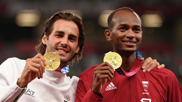 El atleta italiano, Gianmarco Tamberi, y el atleta catarí Mutaz Essa Barshim en los JJOO en Tokio - Sputnik Mundo