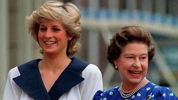 La princesa diana y su suegra, la reina Isabel II, en 1987 - Sputnik Mundo