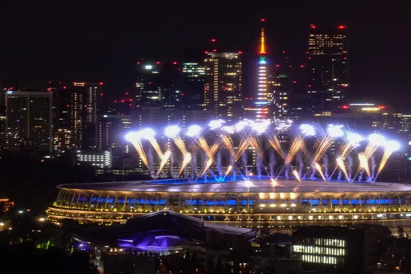 La ceremonia de clausura de los Juegos Olímpicos de Tokio 2020 se ha llevado a cabo en el estadio olímpico, ubicado en Tokio, Japón. En la foto: los fuegos artificiales en las afueras del estadio. La ceremonia de clausura de los Juegos Olímpicos de Tokio 2020 se ha llevado a cabo en el estadio olímpico, ubicado en Tokio, Japón. En la foto: los fuegos artificiales en las afueras del estadio. - Sputnik Mundo