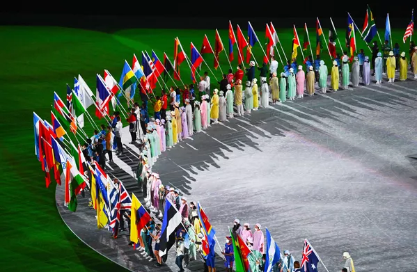Las banderas de varios países con sus abanderados desfilaron en la ceremonia de clausura. Las banderas de varios países con sus abanderados desfilaron en la ceremonia de clausura. - Sputnik Mundo