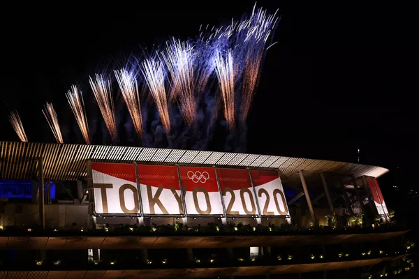 Vista general de los fuegos artificiales sobre el estadio olímpico durante la ceremonia de clausura. Vista general de los fuegos artificiales sobre el estadio olímpico durante la ceremonia de clausura. - Sputnik Mundo