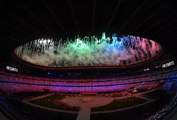 Los fuegos artificiales durante la ceremonia de clausura de los XXXII Juegos Olímpicos de Tokio. Los fuegos artificiales durante la ceremonia de clausura de los XXXII Juegos Olímpicos de Tokio. - Sputnik Mundo