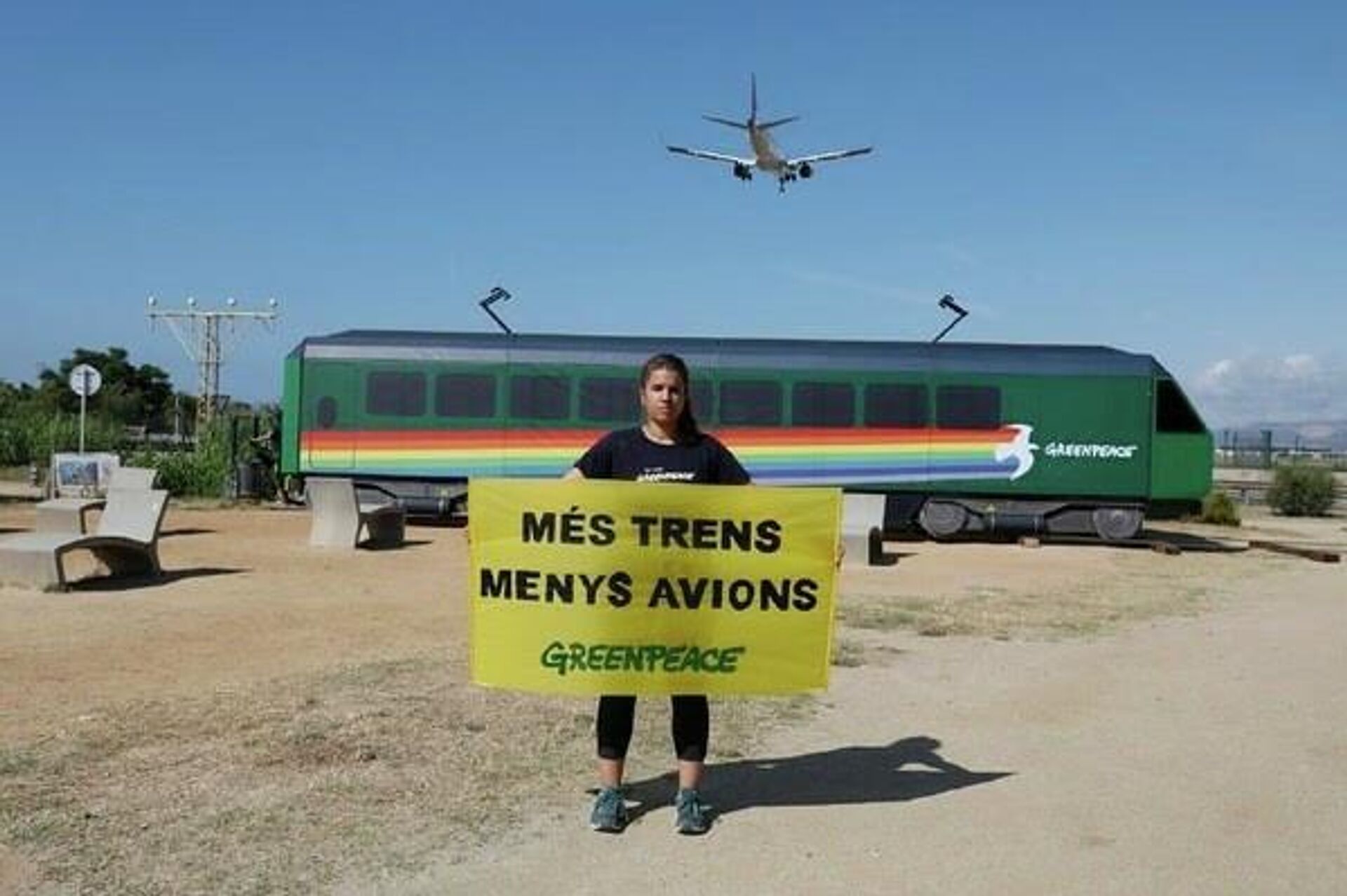 Greenpeace lleva un vagón al Aeropuerto de Barcelona para exigir más trenes y menos aviones, el 8 de junio de 2021 - Sputnik Mundo, 1920, 09.08.2021