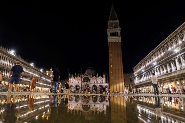 La plaza de San Marcos, inundada por el acqua alta. - Sputnik Mundo