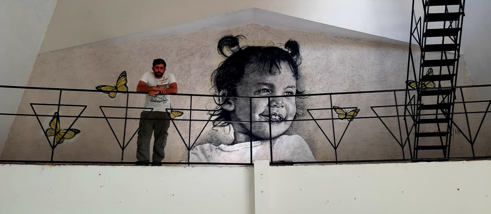 El artista cubano Maisel López junto a uno de los murales de su serie 'Colosos' - Sputnik Mundo, 1920, 10.08.2021