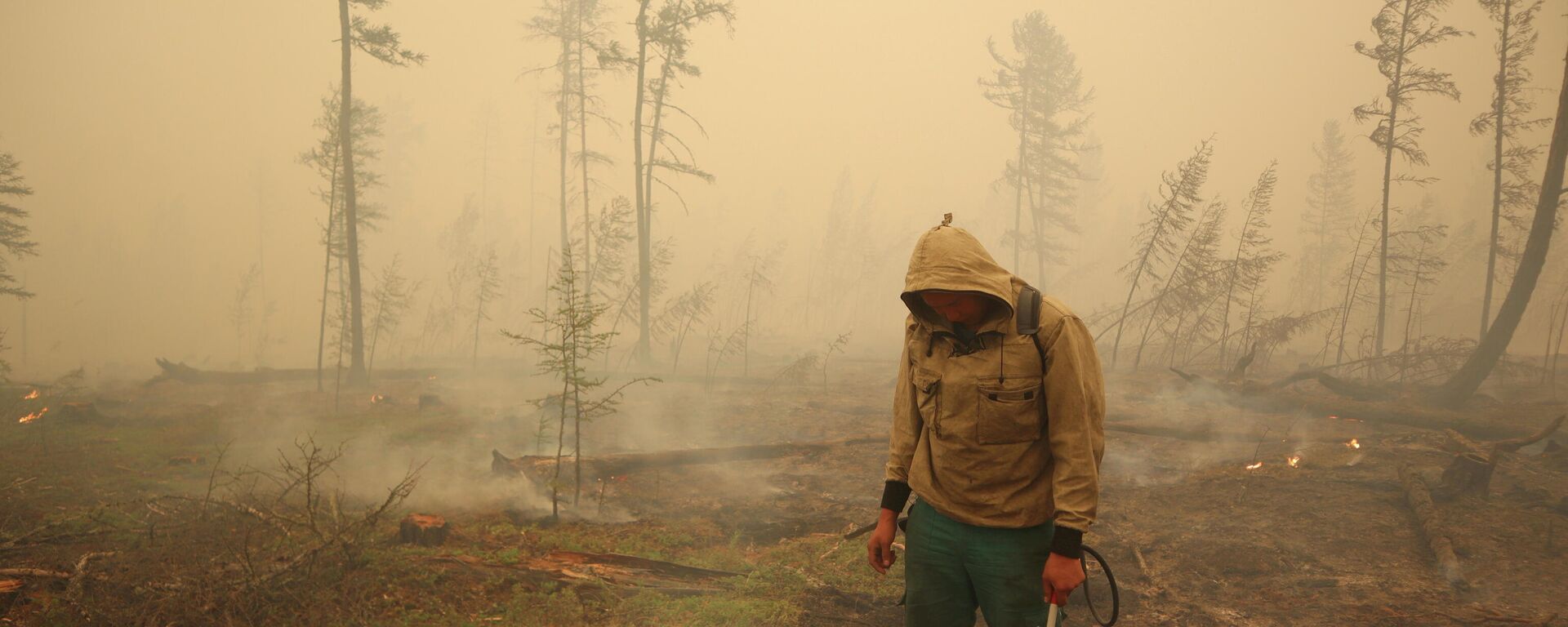 Un especialista del servicio local de protección forestal extingue un incendio forestal cerca del pueblo de Magaras en la región de Yakutia, Rusia, el 17 de julio de 2021 Un especialista del servicio local de protección forestal extingue un incendio forestal cerca del pueblo de Magaras en la región de Yakutia, Rusia, el 17 de julio de 2021 - Sputnik Mundo, 1920, 19.08.2021