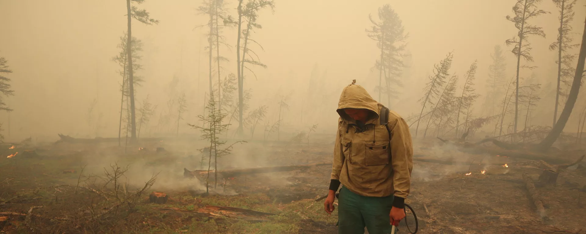 Un especialista del servicio local de protección forestal extingue un incendio forestal cerca del pueblo de Magaras en la región de Yakutia, Rusia, el 17 de julio de 2021 Un especialista del servicio local de protección forestal extingue un incendio forestal cerca del pueblo de Magaras en la región de Yakutia, Rusia, el 17 de julio de 2021 - Sputnik Mundo, 1920, 19.08.2021