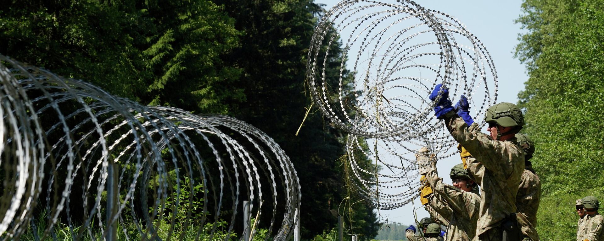 Militares de Letonia instalan alambre de púa en la forntera con Bielorrusia para prevenir el flujo de migrantes - Sputnik Mundo, 1920, 10.08.2021