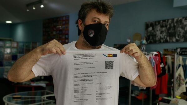 Otis junto a su camiseta - Sputnik Mundo