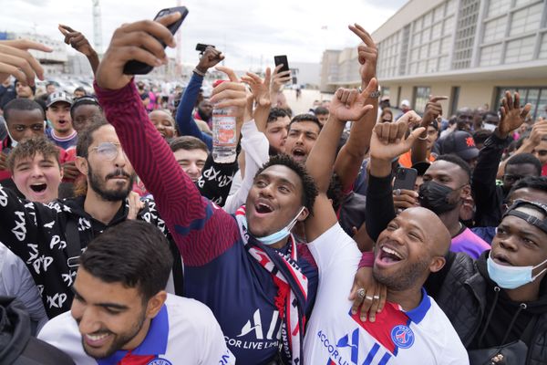 Los hinchas del PSG esperan que Lionel Messi llegue al aeropuerto de Le Bourget tras darse a conocer el fichaje del astro argentino en el club parisino - Sputnik Mundo