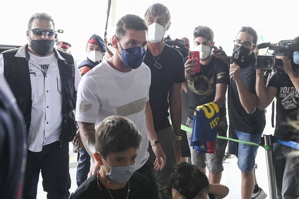 El delantero argentino llega con su familia al aeropuerto de El Prat en Barcelona para tomar un vuelo a París, ciudad que se convertirá en su hogar por los próximos dos años - Sputnik Mundo