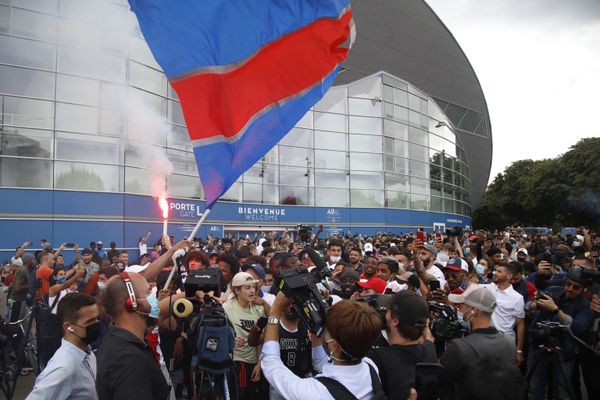 Aficionados vitorean fuera del estadio Parque de los Príncipes del PSG luego de que Messi aterrizara en el aeropuerto de Le Bourget, cerca de París - Sputnik Mundo