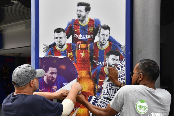 Los trabajadores del estadio Camp Nou de Barcelona retiran carteles que muestran al alero argentino Lionel Messi, quien firmó con el PSG - Sputnik Mundo