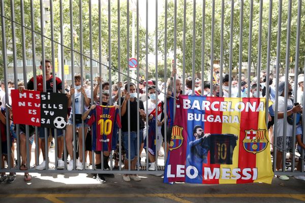 La fanaticada del Barcelona espera fuera del Camp Nou que termine la conferencia de prensa donde Lionel Messi comunicó su salida del club azulgrana - Sputnik Mundo