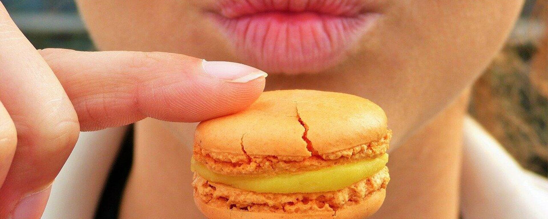 Una mujer con un macaron  - Sputnik Mundo, 1920, 11.08.2021