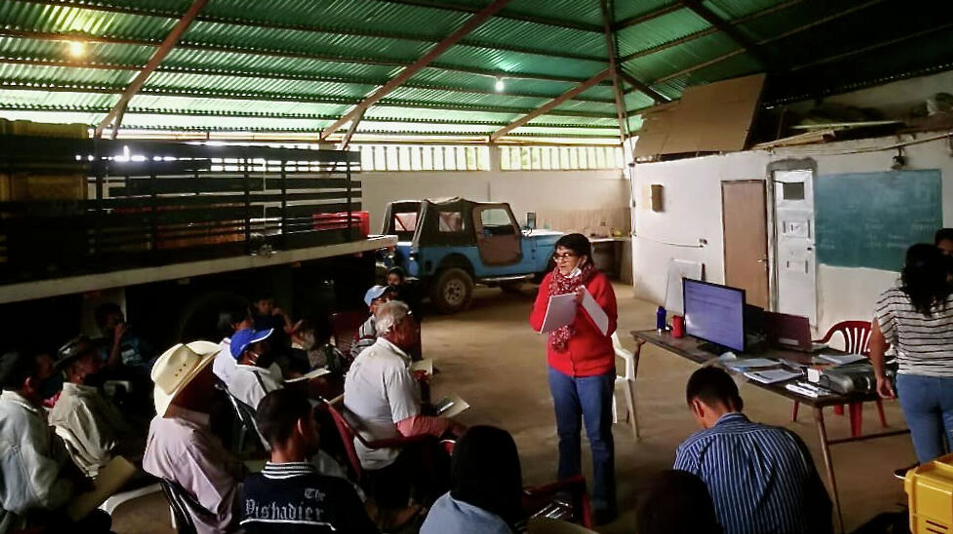 Laura Lorenzo, fundadora de 'Pueblo a Pueblo', durante una asamblea de productores en el estado Trujillo, en la región andina de Venezuela - Sputnik Mundo, 1920, 11.08.2021