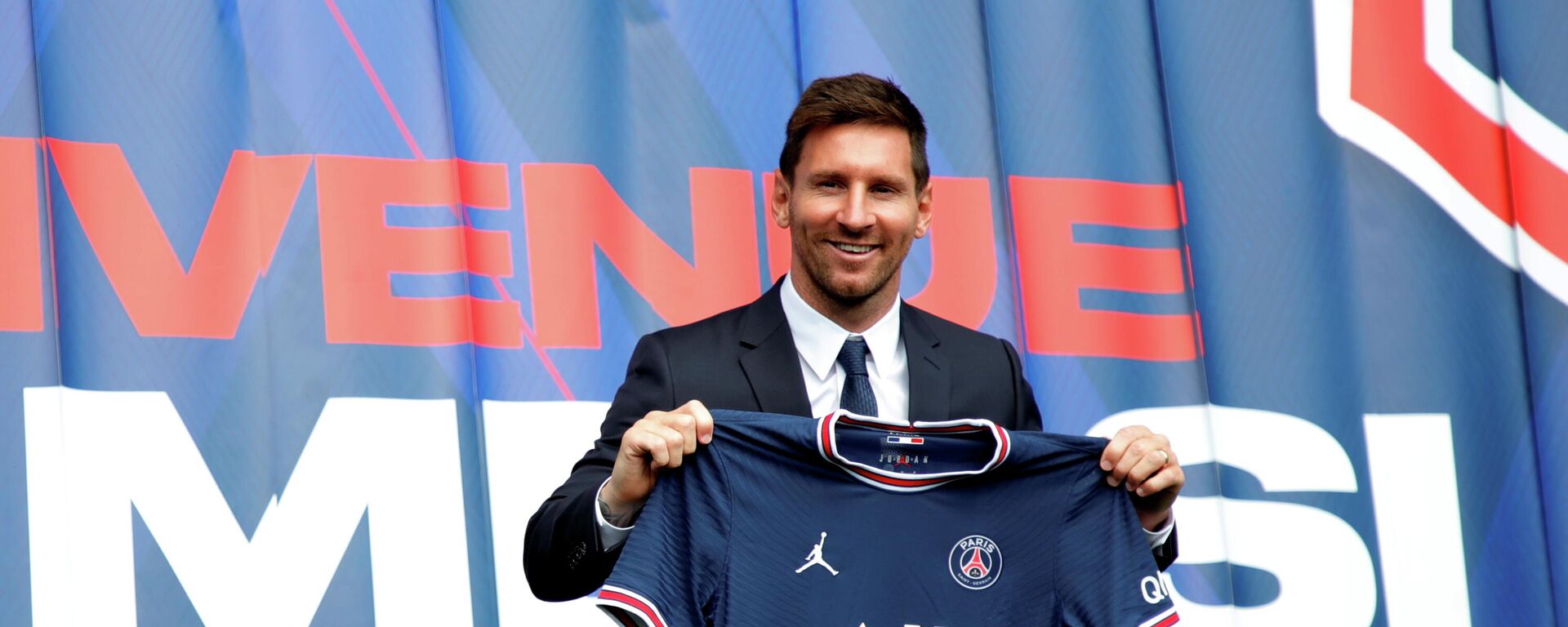 Leo Messi sostiene una camiseta del PSG - Sputnik Mundo, 1920, 11.08.2021