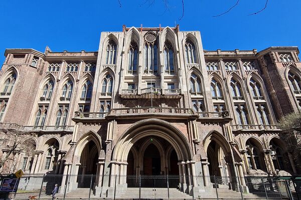 Sede de estilo neogótico de la Facultad de Ingeniería, ubicado en el barrio porteño de Recoleta - Sputnik Mundo