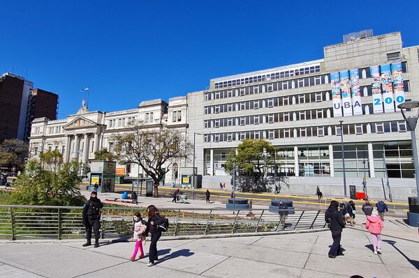 Sede de la Facultad de Ciencias Económicas de la UBA, en la que se aprecia sus construcciones nuevo y antiguo - Sputnik Mundo