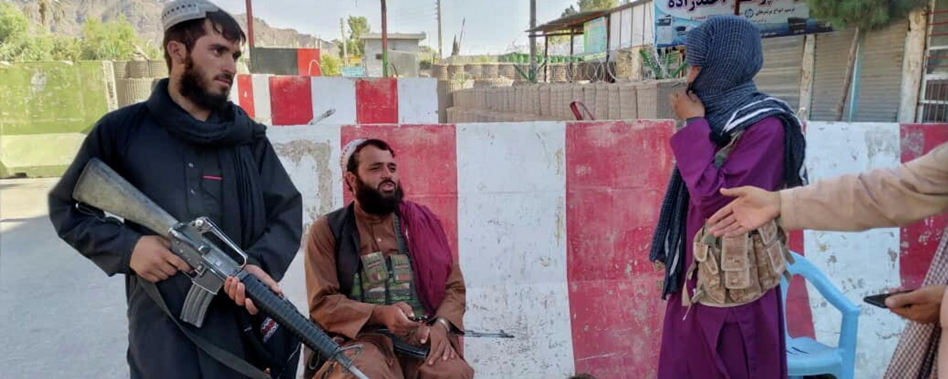 Combatientes talibanes montan guardia en un puesto de control en Farah, Afganistán, 11 de agosto de 2021 Combatientes talibanes montan guardia en un puesto de control en Farah, Afganistán, 11 de agosto de 2021 - Sputnik Mundo, 1920, 12.08.2021