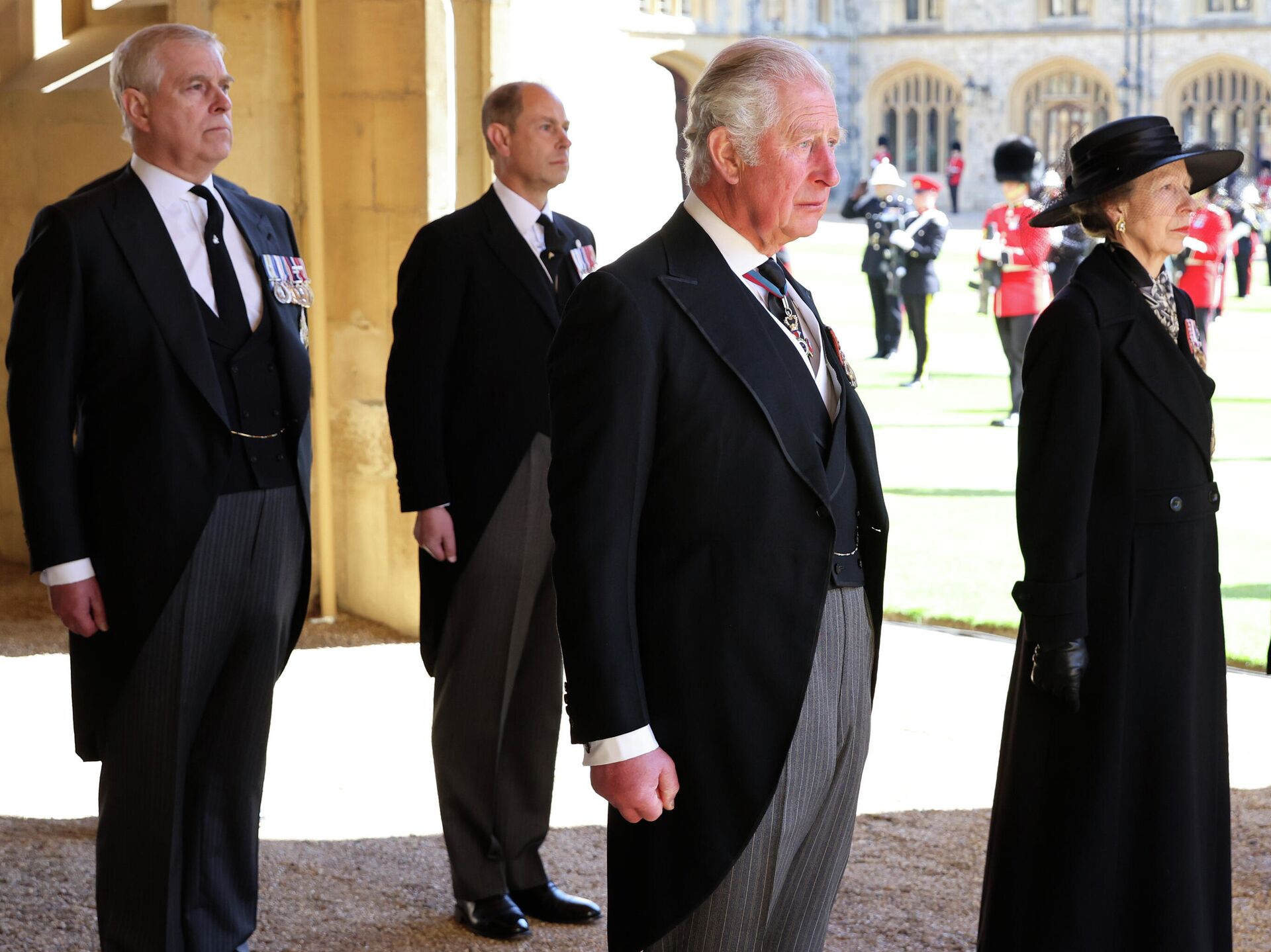 El príncipe Andrés (izda.) en el funeral de su padre, el príncipe Felipe de Edimburgo - Sputnik Mundo, 1920, 12.08.2021