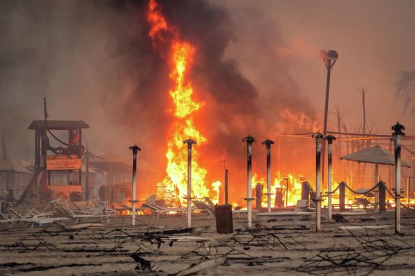 Un incendio en una playa de Sicilia, Italia - Sputnik Mundo