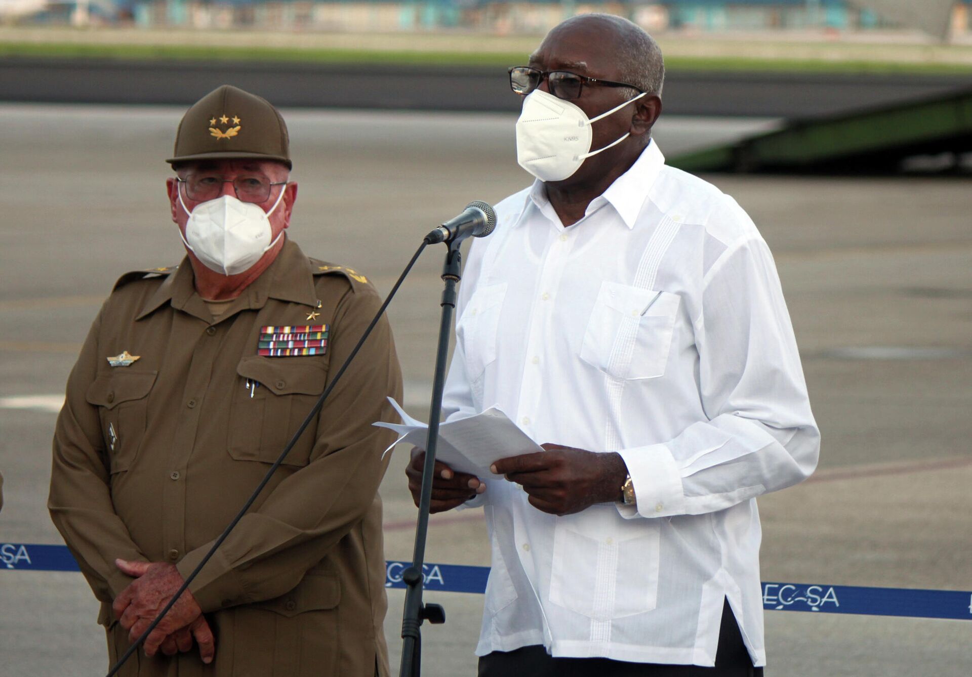 El vicepresidente de Cuba, Salvador Valdés Mesa, junto al general Álvaro López, ministro de las Fuerzas Armadas El vicepresidente de Cuba, Salvador Valdés Mesa, junto al general Álvaro López, ministro de las Fuerzas Armadas - Sputnik Mundo, 1920, 13.08.2021