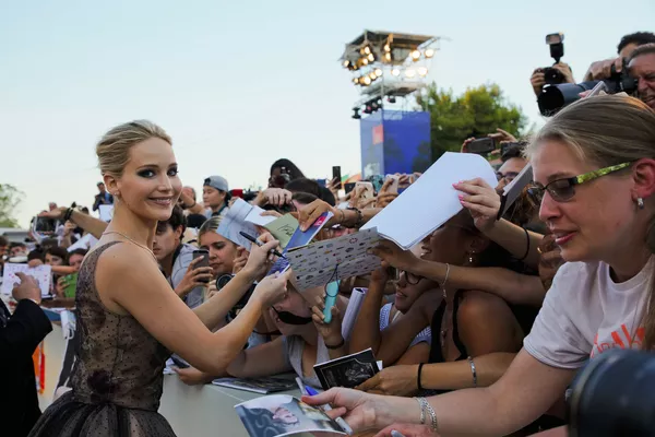 La estrella de Los juegos del hambre, Jennifer Lawrence, también es parte delequipode los zurdos.En la foto: Jennifer Lawrence firma autógrafos en el Festival de Cine de Venecia (Italia), 2017. - Sputnik Mundo