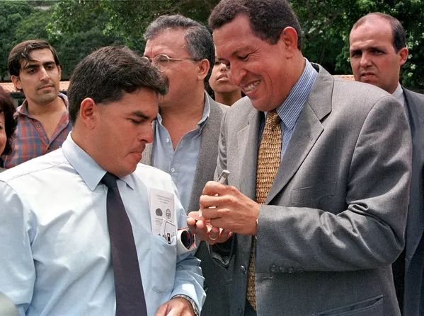 En la política también hay muchos zurdos. Julio César, Alejandro Magno, Otto von Bismarck, Benjamín Franklin, Winston Churchill y Napoleón Bonaparte eran todos zurdos, al igual que el fallecido presidente venezolano Hugo Chávez.En la foto: un encuentro de Hugo Chávez con sus seguidores en la Universidad Simón Bolívar en Caracas (Venezuela), 1998. - Sputnik Mundo