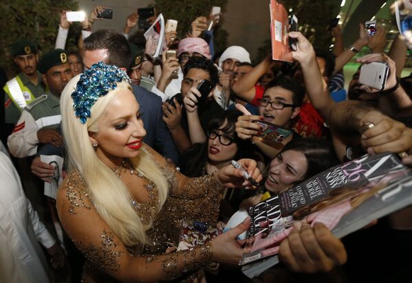 La cantante Lady Gaga también es una ilustre representante de los zurdos. Sin embargo, la cantante toca la guitarra a la diestra.En la foto: Lady Gaga firma autógrafos en el aeropuerto de Dubai (Emiratos Árabes Unidos), 2014. - Sputnik Mundo