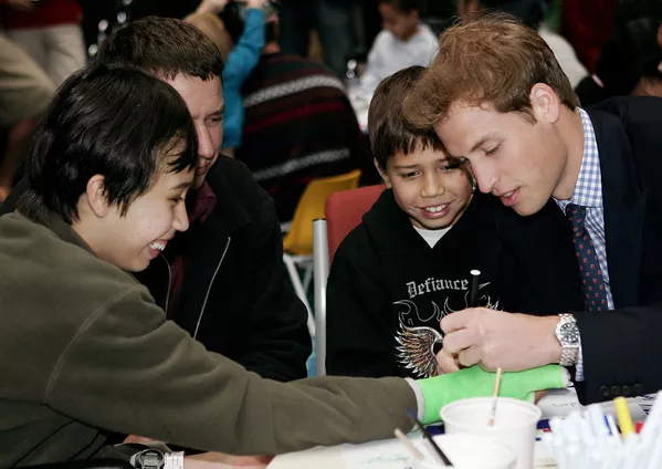 El príncipe William puede considerarse un zurdo hereditario: su padre, el príncipe Carlos y su abuela, la reina Isabel II, también prefieren la mano izquierda a la derecha. Otra famosa pariente suya, la reina Victoria, también era zurda.En la foto: el príncipe William durante una visita a un hospital infantil en Auckland (Nueva Zelanda), 2005. - Sputnik Mundo