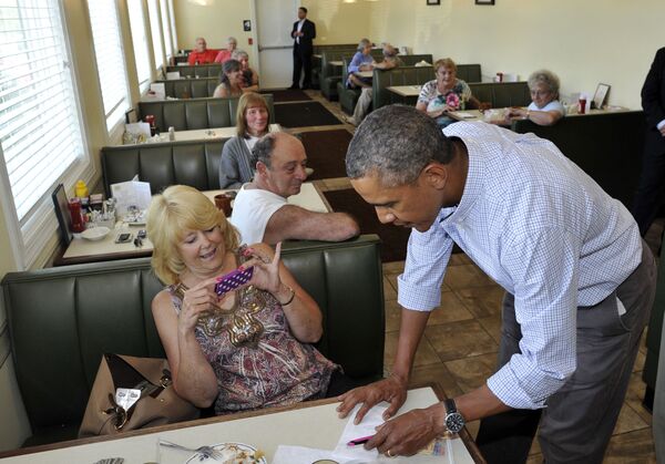 En EEUU, se observa una gran concentración de políticos zurdos. En las elecciones presidenciales de 1992, todos los candidatos eran zurdos: Bill Clinton, Ross Perot y George W. Bush. El victorioso Clinton incluso juró sobre la Biblia con la mano izquierda. El expresidente Barack Obama también es zurdo.En la foto: Barack Obama firma un autógrafo para un visitante de un restaurante en Lenox, Pensilvania (EEUU), 2013. - Sputnik Mundo