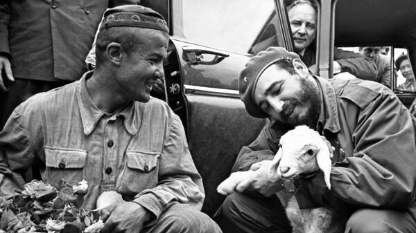 Fidel Castro en una granja cooperativa durante su visita a la República Socialista Soviética de Uzbekistán. - Sputnik Mundo