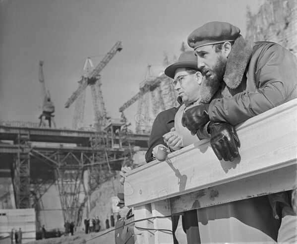 Durante su viaje por Siberia, Fidel Castro pudo visitar la construcción de una central hidroeléctrica de Bratsk, donde observó la colosal construcción que continuaba aún en temperaturas bajas. - Sputnik Mundo