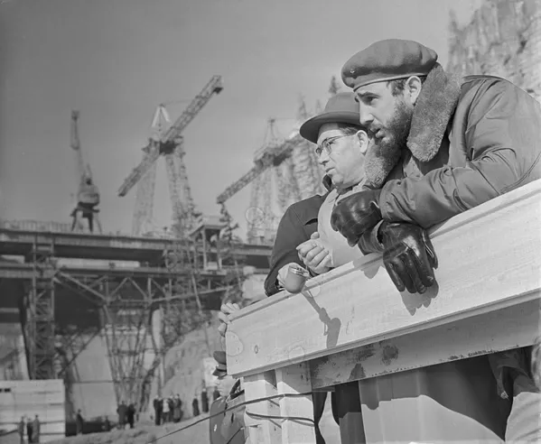 Durante su viaje por Siberia, Fidel Castro pudo visitar la construcción de una central hidroeléctrica de Bratsk, donde observó la colosal construcción que continuaba aún en temperaturas bajas. - Sputnik Mundo