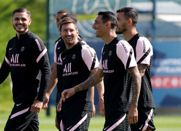 Luego de haber pasado por un chequeo médico, firmado el contrato y visitado el estadio del club francés, Messi ha participado en su primer entrenamiento con el club. - Sputnik Mundo