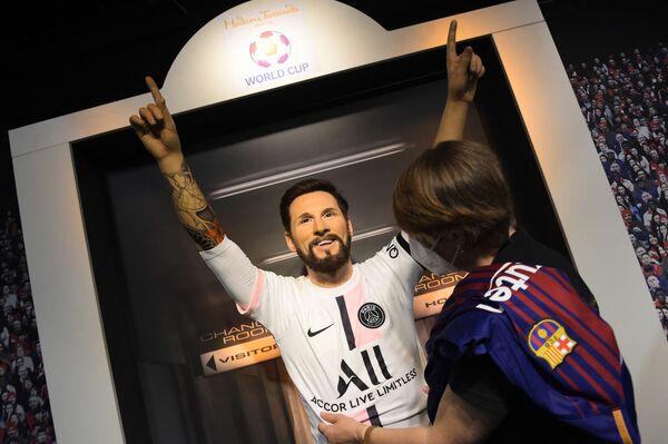 El director técnico del PSG, el argentino Mauricio Pochettino, tiene muchas esperanzas puestas en Messi. En la foto: el muñeco de cera de Lionel Messi con la camiseta del PSG en el famoso museo de cera Madame Tussauds. - Sputnik Mundo