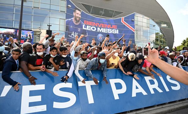 Lionel Messi espera ganar la Liga de Campeones con el PSG y millones de seguidores del astro argentino no tienen duda de ello y planean apoyarlo en todos sus partidos. En la foto: docenas de hinchas se reunieron para darle la bienvenida al astro argentino en París. - Sputnik Mundo