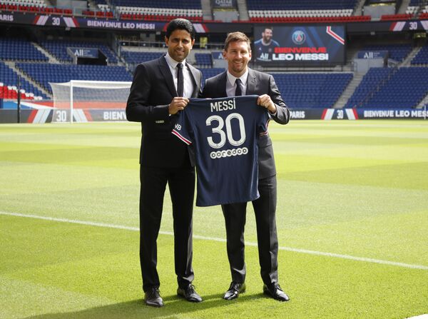 El PSG tiene planes de unir a Messi y Ronaldo, cuyo contrato con la Juventus de Turín expira al final de la próxima temporada, en 2022. En la foto: el presidente del PSG, Nasser Al-Khelaifi junto a Lionel Messi con la camiseta 30. - Sputnik Mundo