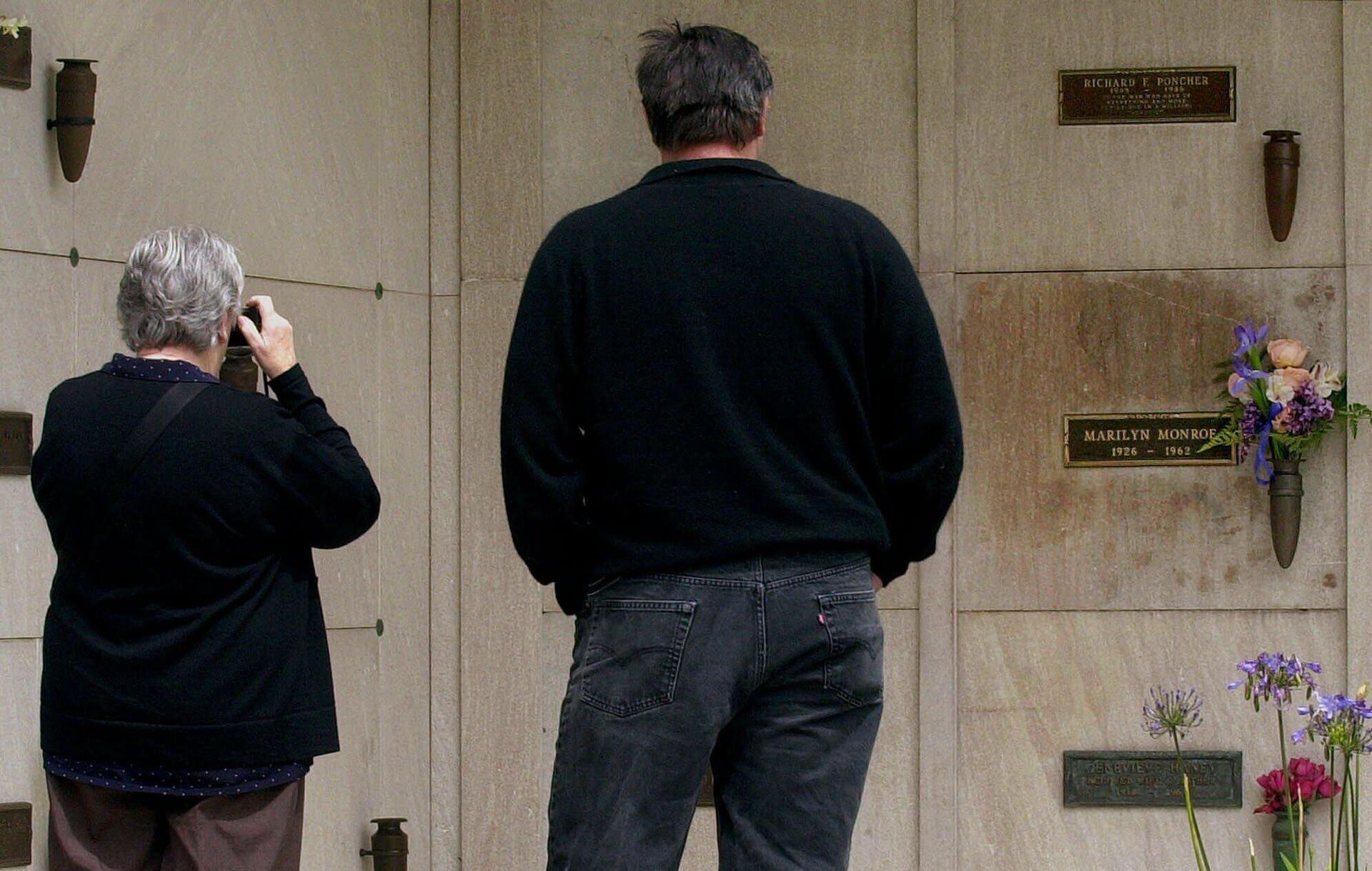 Unas personas visitan la tumba de Marilyn Monroe - Sputnik Mundo, 1920, 13.08.2021