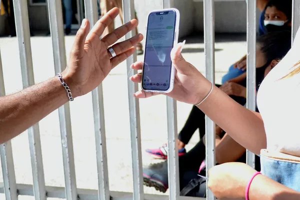 A través de un mensaje de texto son covocados los venezolanos a vacunarse contra el COVID-19 A través de un mensaje de texto son covocados los venezolanos a vacunarse contra el COVID-19 - Sputnik Mundo