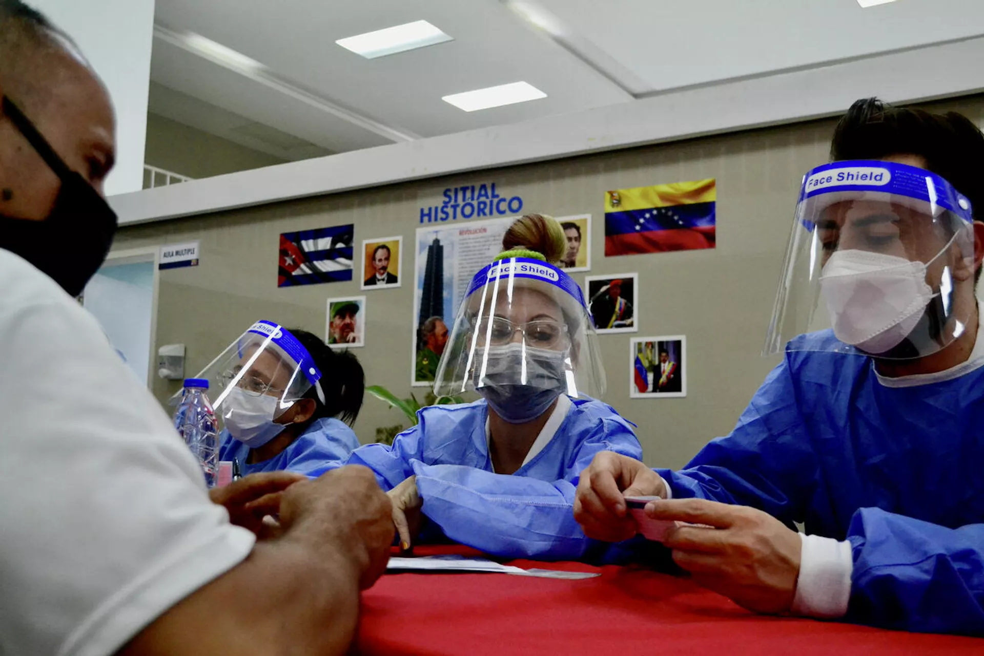 Médicos venezolanos y cubanos al frente de la batalla contra el COVID-19 en Venezuela Médicos venezolanos y cubanos al frente de la batalla contra el COVID-19 en Venezuela - Sputnik Mundo, 1920, 14.08.2021