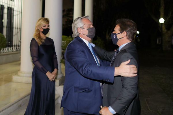 El presidente de Argentina, Alberto Fernández, con su homólogo urugyayo, Luis Lacalle Pou - Sputnik Mundo