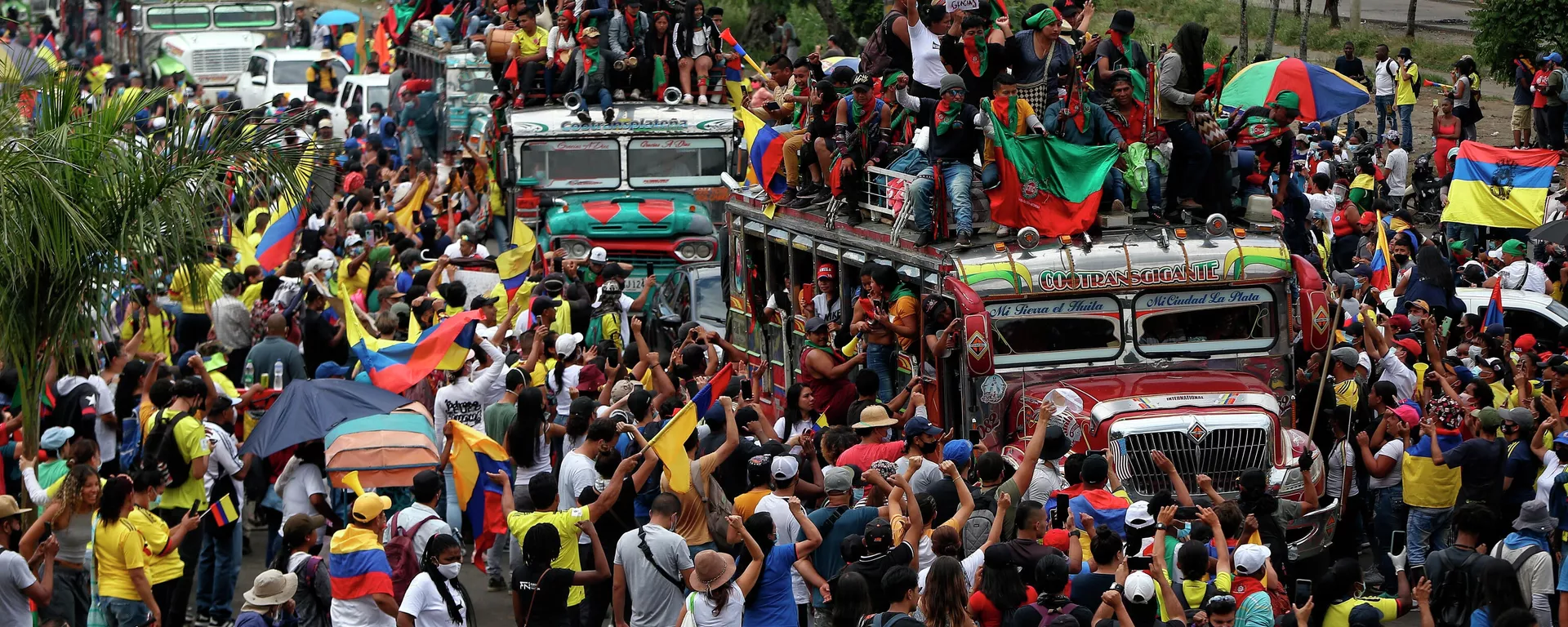 Manifestantes indígenas asisten a una marcha antigubernamental en Cali, Colombia, el miércoles 12 de mayo de 2021 Manifestantes indígenas asisten a una marcha antigubernamental en Cali, Colombia, el miércoles 12 de mayo de 2021 - Sputnik Mundo, 1920, 17.10.2021