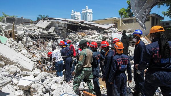 Los rescatistas en Haití - Sputnik Mundo