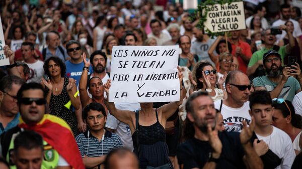 Asistentes a la protesta en Madrid en contra de la vacunación de los niños - Sputnik Mundo