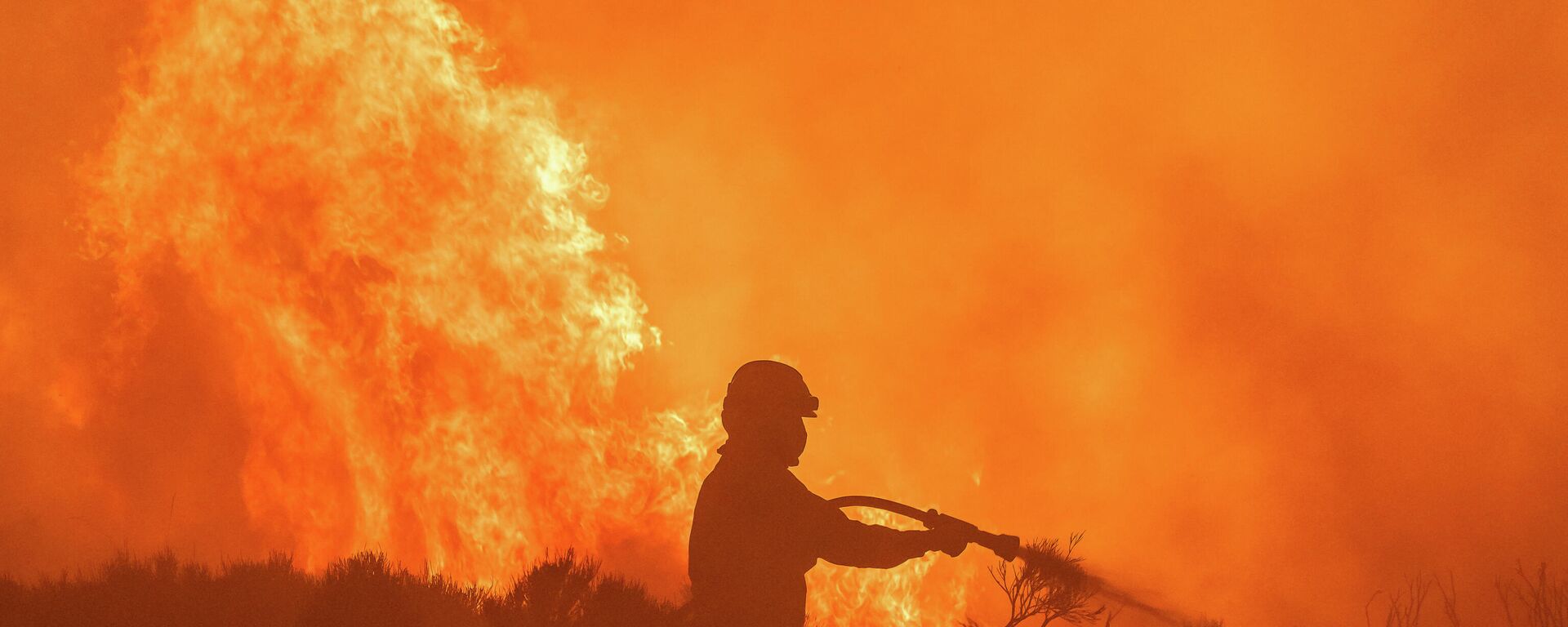 Operario en plena lucha contra el incendio de Navalacruz (Ávila) - Sputnik Mundo, 1920, 16.08.2021